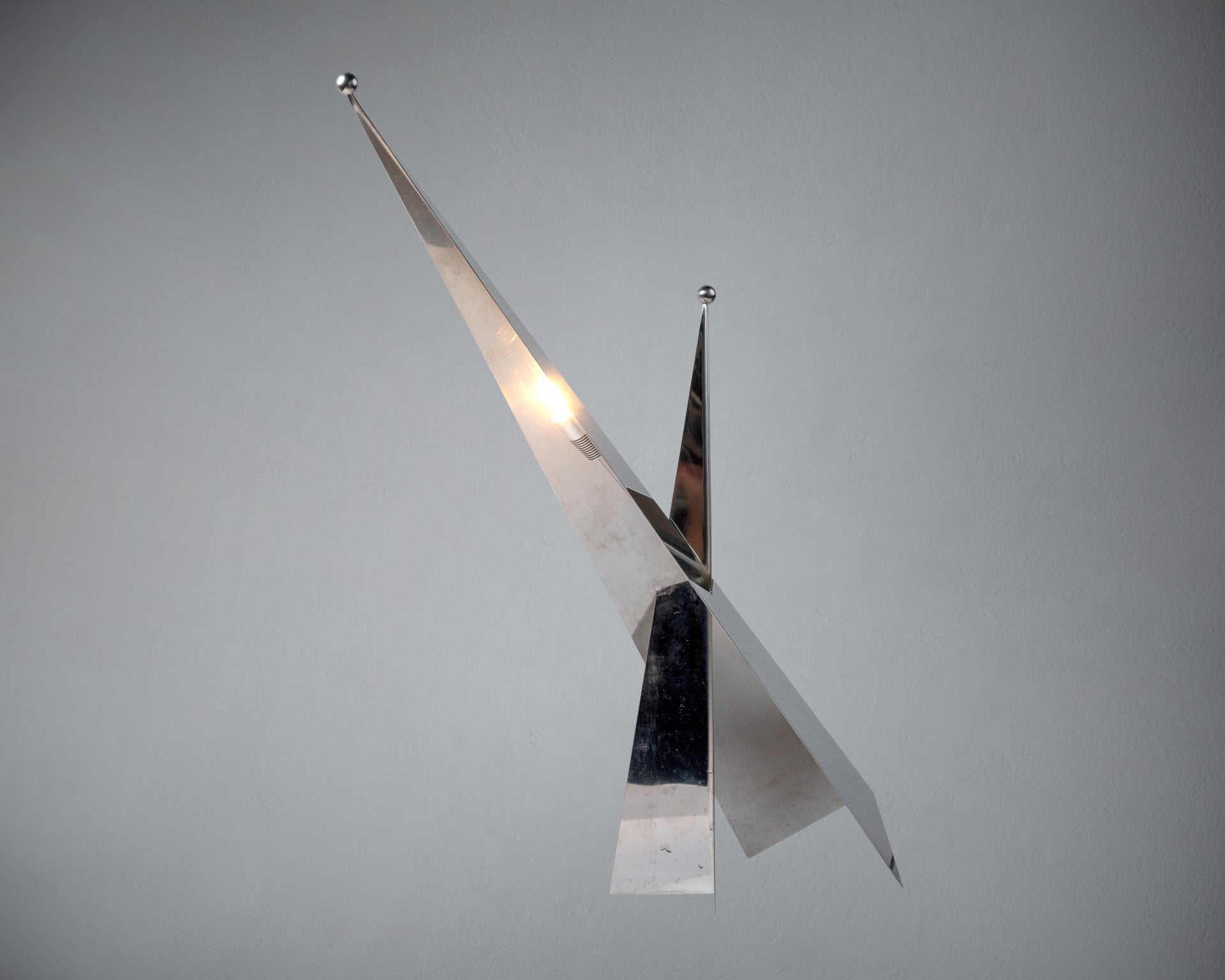 Lampe de table en métal chromé. Italie, C.1980