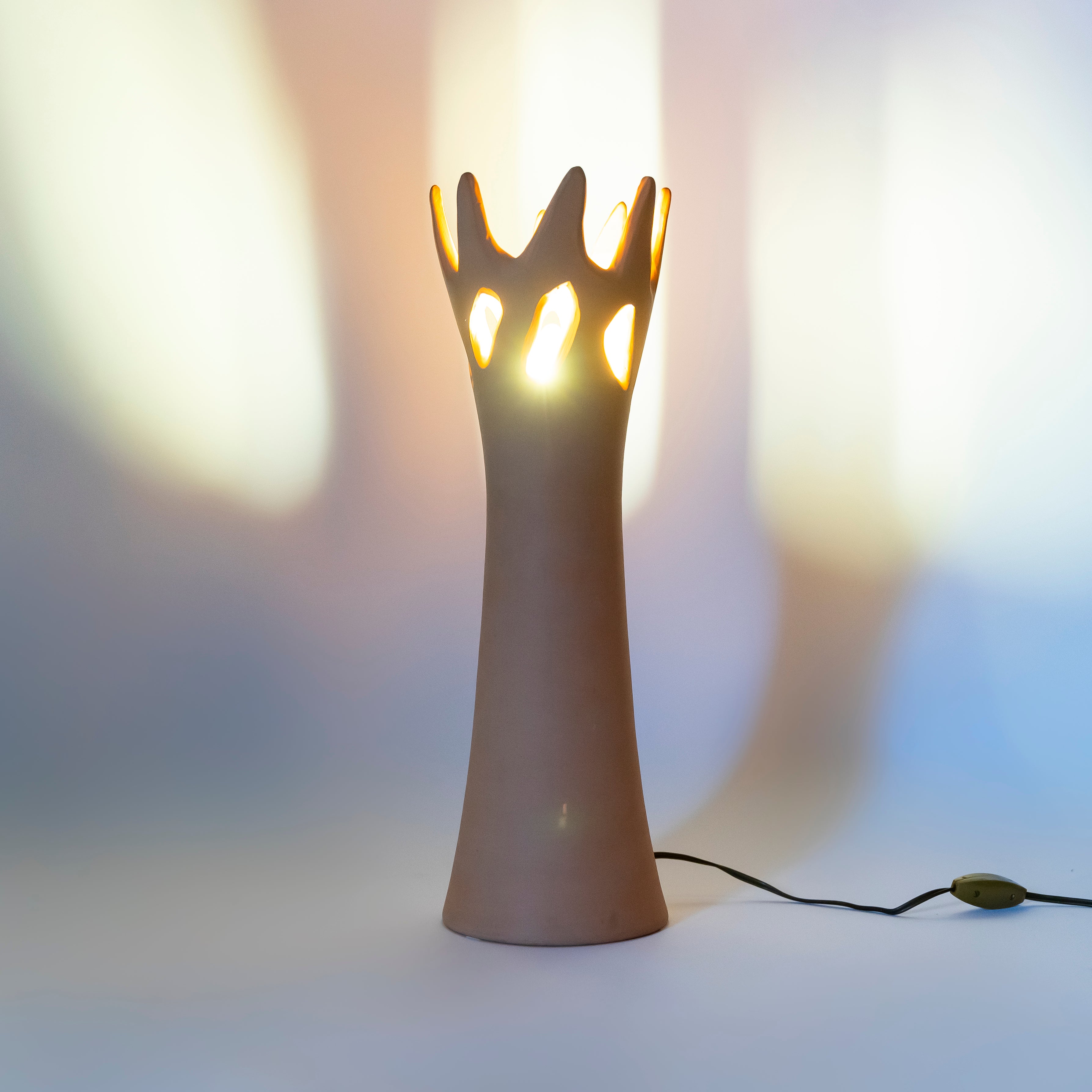 Lampe Soeur Anne de Jacques Jarriges – vue en situation – Galerie 90