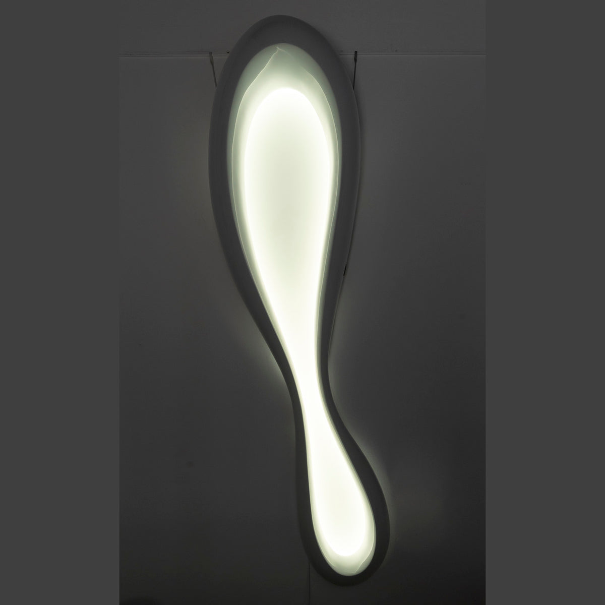 Applique goutte de Cedrimartini, Vicence, fibre de verre, 220 cm — allumée, la lumière court sur toute la longueur