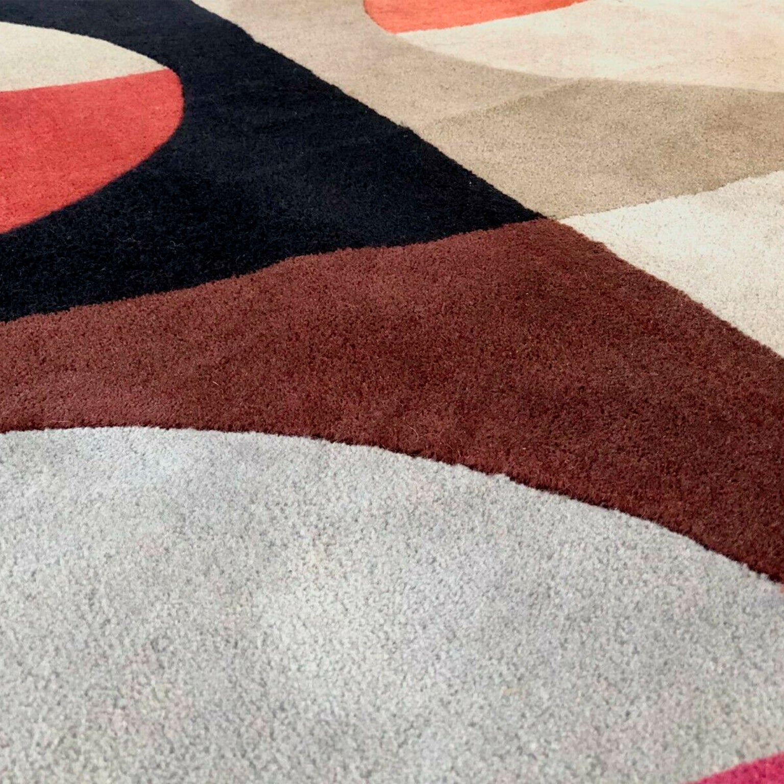 Tapis cinétique « Bluna » de Kenzo, c.1980 – laine et raccord des aplats de couleur – Galerie 90