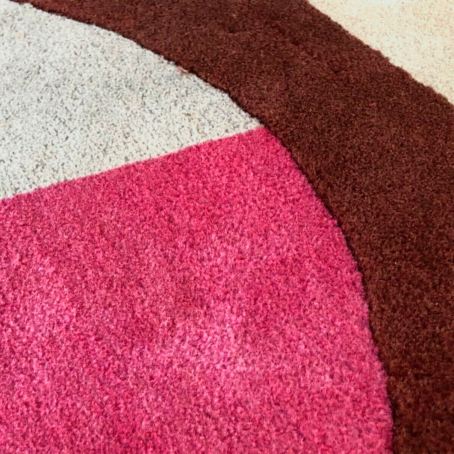 Tapis cinétique « Bluna » de Kenzo, c.1980 – passage du rose au brun – Galerie 90