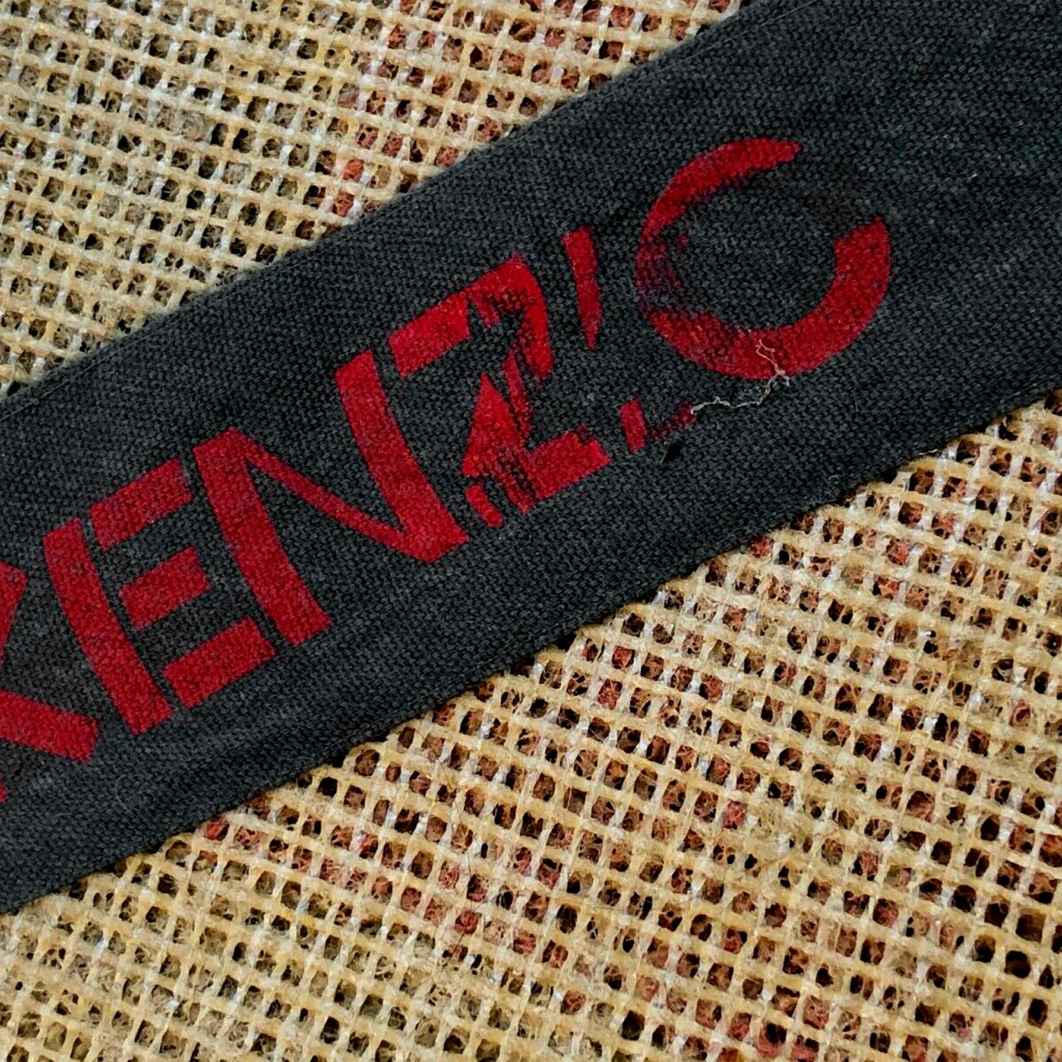Tapis cinétique « Bluna » de Kenzo, c.1980 – étiquette Kenzo cousue au dos – Galerie 90