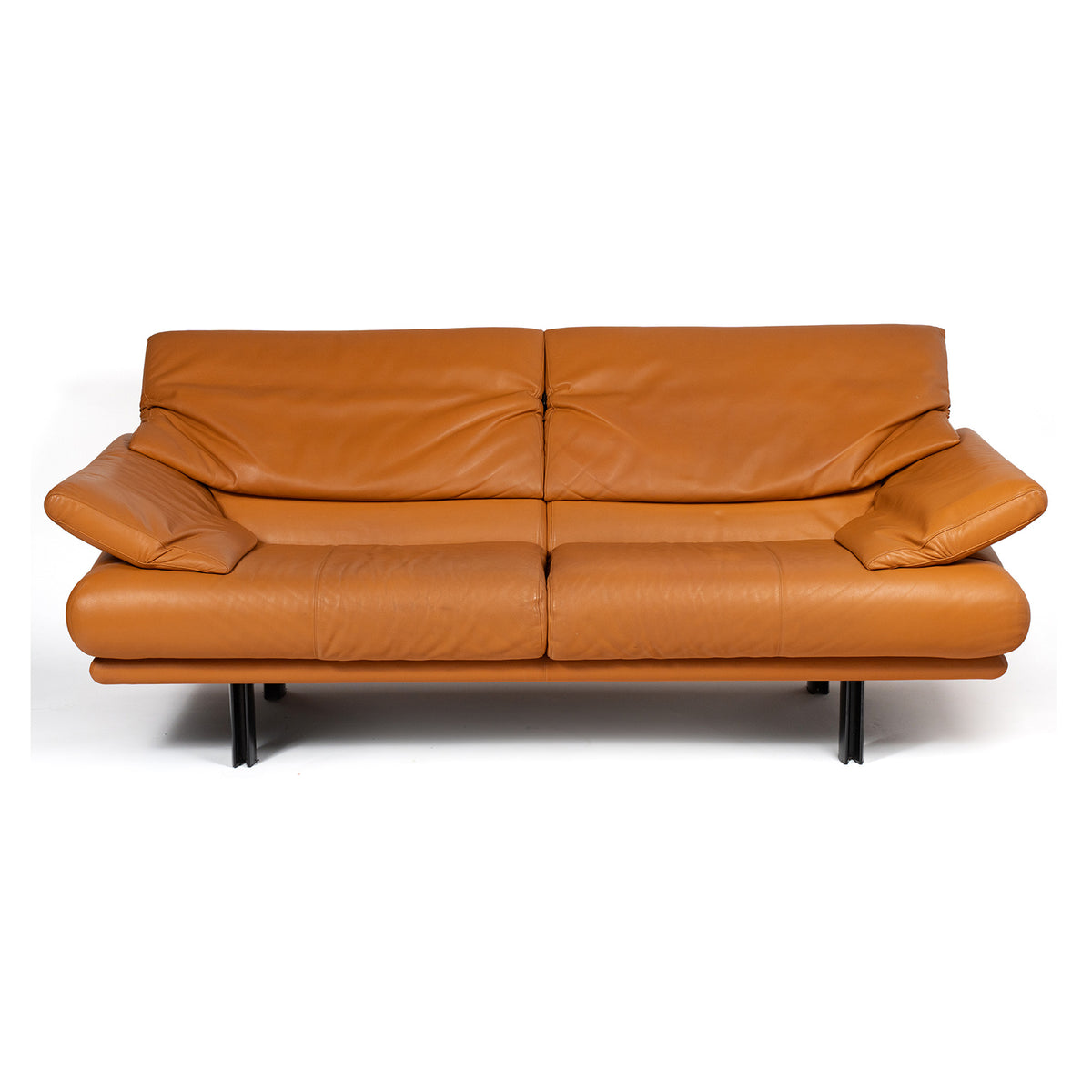 Canapé Alanda de Paolo Piva pour B&B Italia, cuir cognac — vue de face, dossiers en position haute
