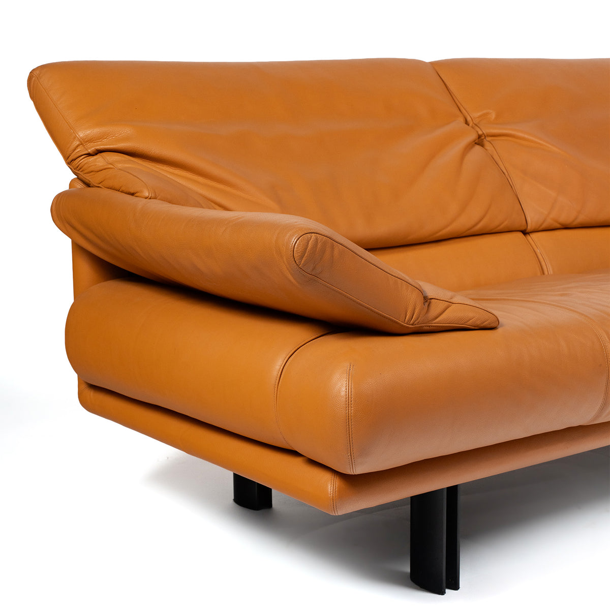 Canapé Alanda de Paolo Piva pour B&B Italia, cuir cognac — accoudoir et coussin de dossier