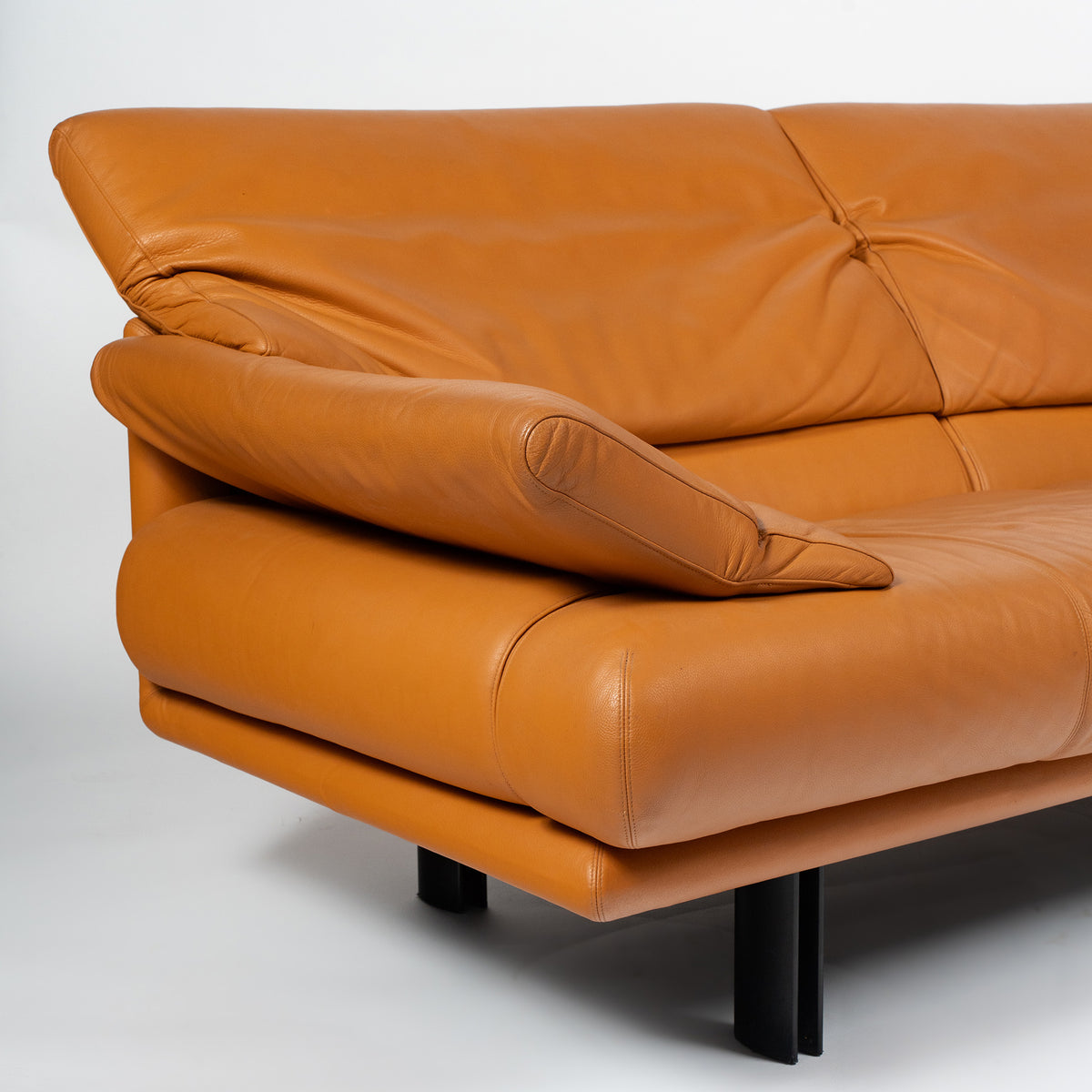 Canapé Alanda de Paolo Piva pour B&B Italia, années 1980 – détail de l'accoudoir basculant – Galerie 90