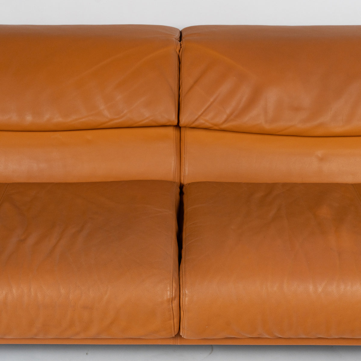 Canapé Alanda de Paolo Piva pour B&B Italia, années 1980 – détail du cuir cognac et de la couture centrale – Galerie 90