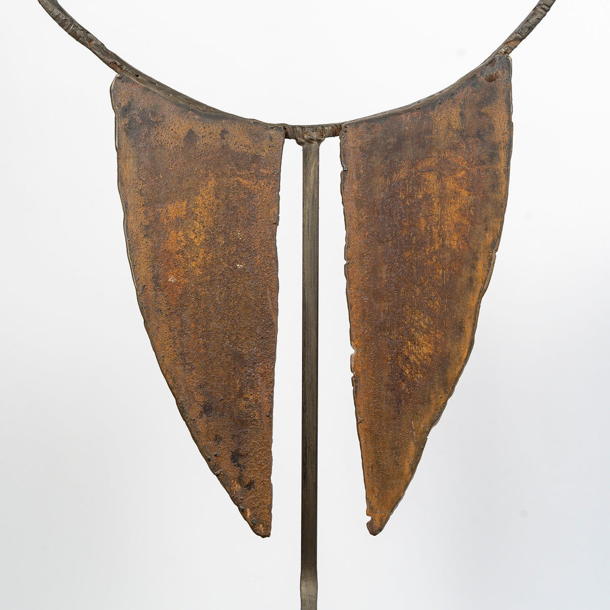 Chaise sculpture de Jean-Jacques Argueyrolles, fer forgé doré à la feuille — dossier, face piquée et dorée