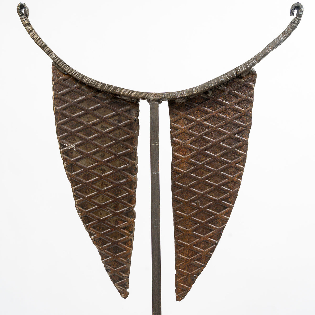 Chaise sculpture de Jean-Jacques Argueyrolles, fer forgé doré à la feuille — dossier, face croisillonnée au burin