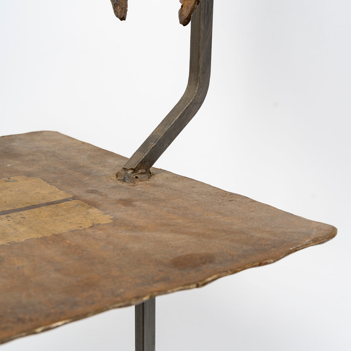 Chaise sculpture de Jean-Jacques Argueyrolles, fer forgé doré à la feuille — jonction du dossier et de l'assise