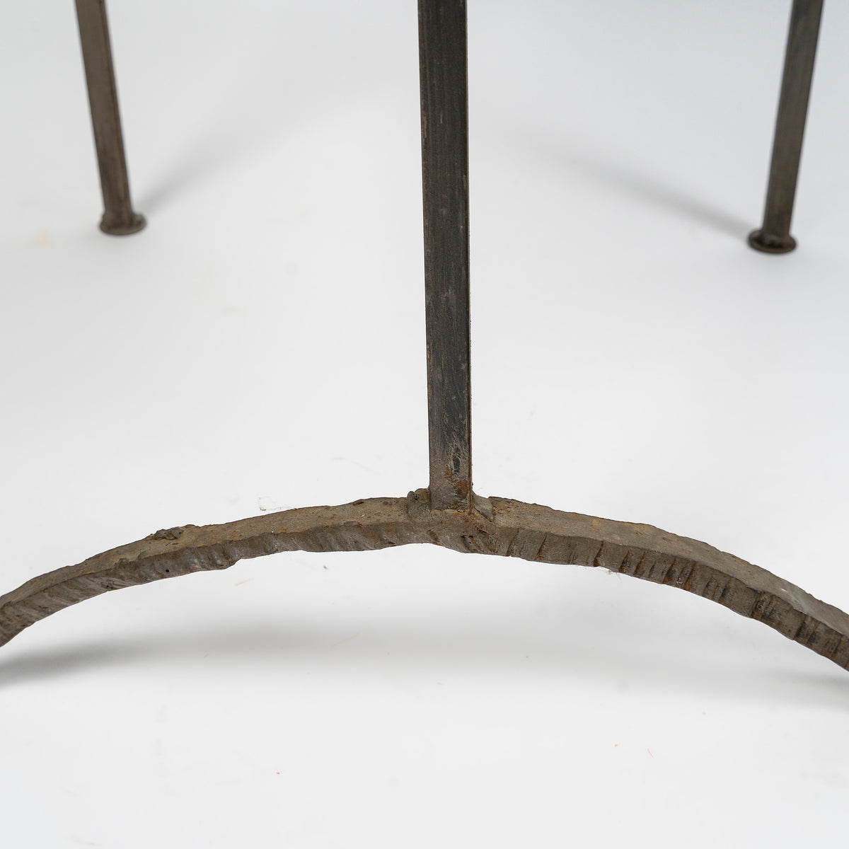 Chaise sculpture de Jean-Jacques Argueyrolles, fer forgé doré à la feuille — piètement et entretoise cintrée