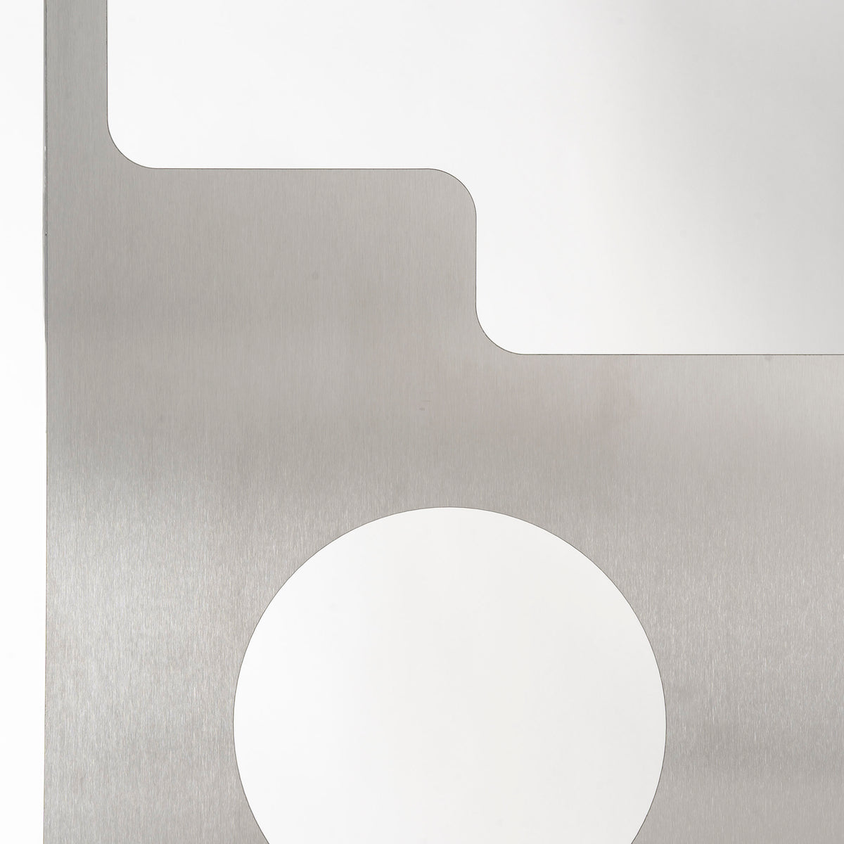 Claustra en aluminium brossé perforé, travail français contemporain — détail des découpes rectangulaires