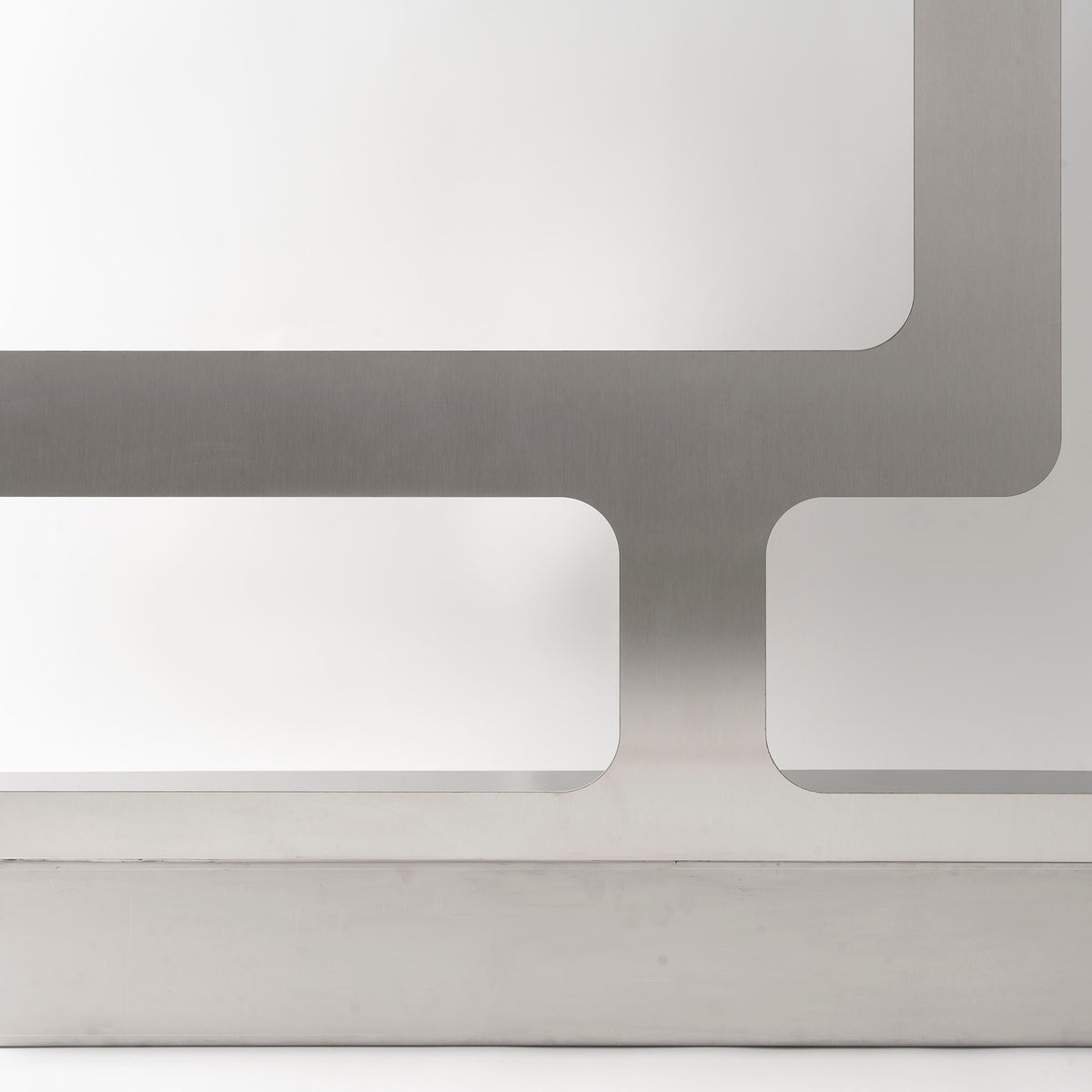 Claustra en aluminium brossé perforé, travail français contemporain — détail du bord et de l'épaisseur