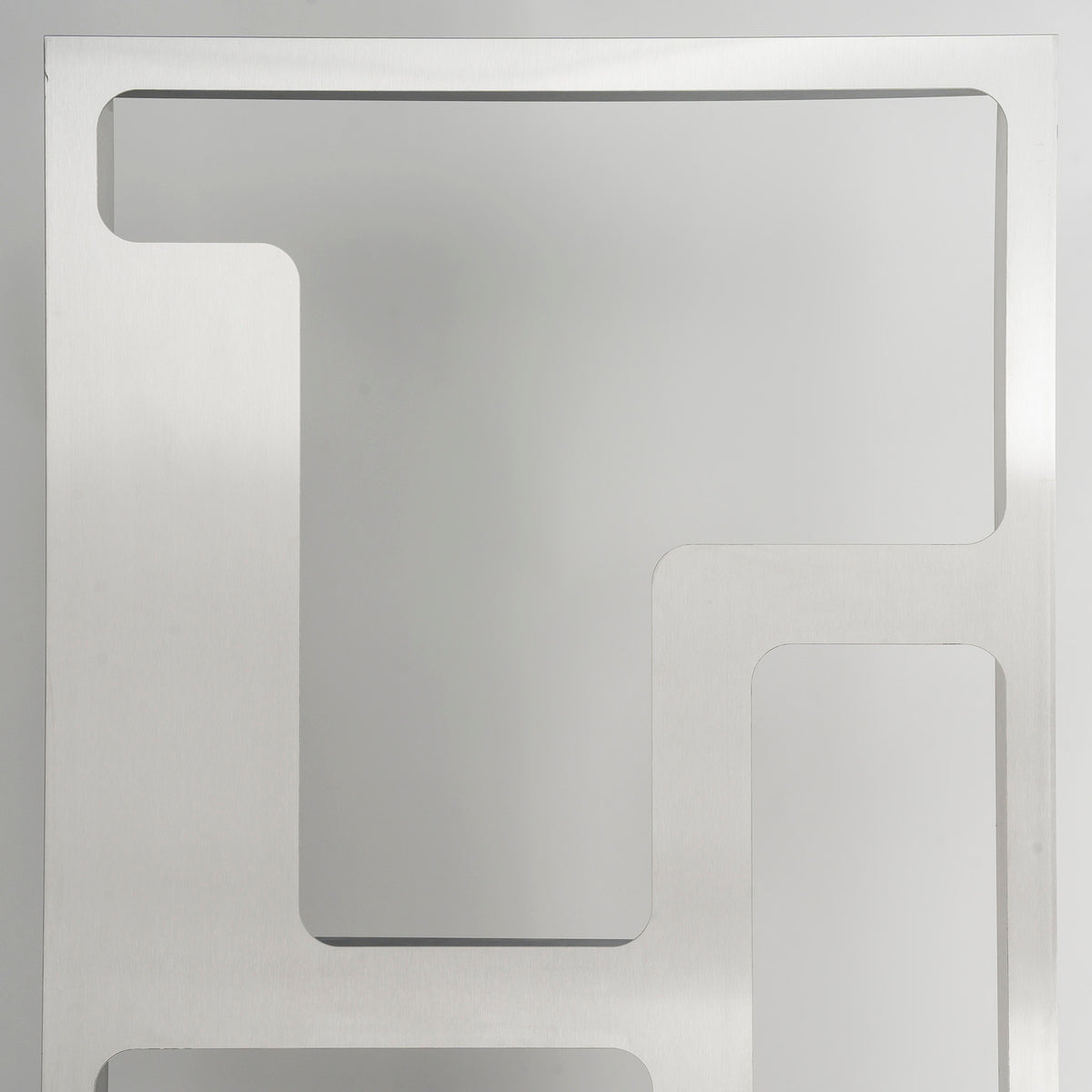 Claustra en aluminium brossé perforé, travail français contemporain — détail de la découpe en L