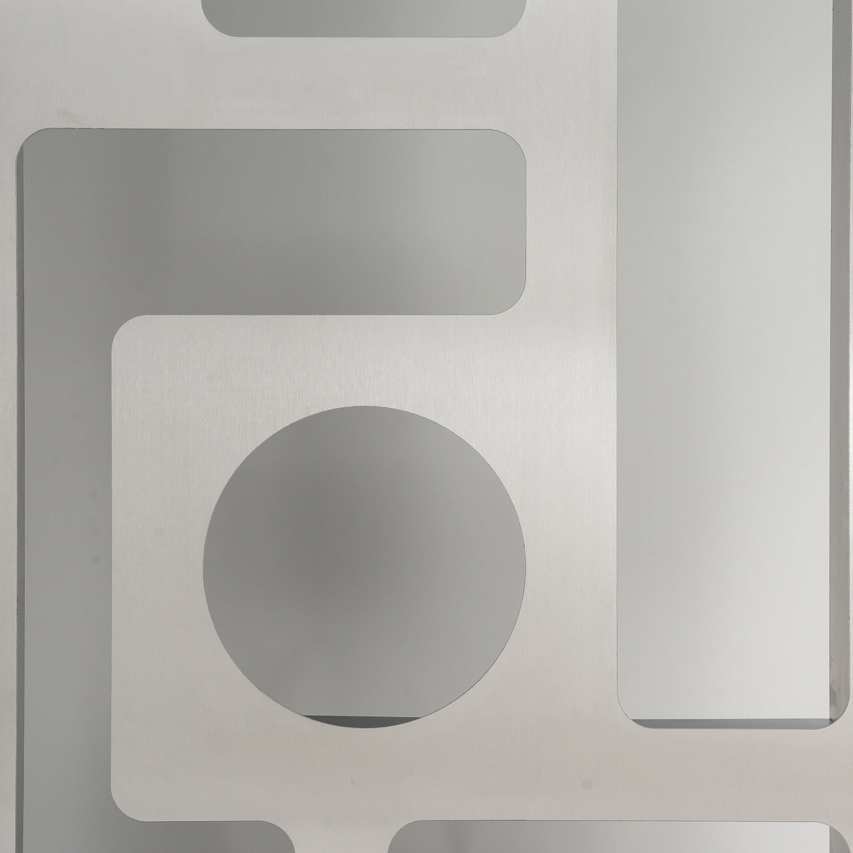 Claustra en aluminium brossé perforé, travail français contemporain — détail du grand cercle