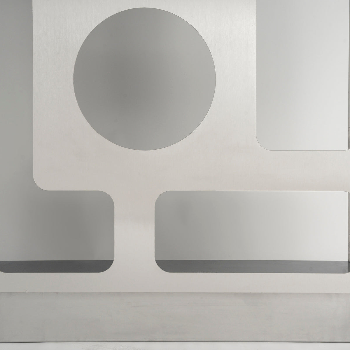 Claustra en aluminium brossé perforé, travail français contemporain — détail des perforations en alternance
