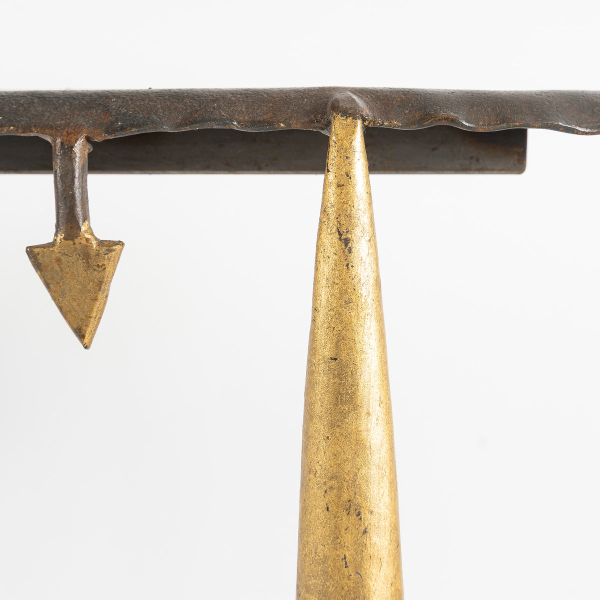 Console de Jean-Jacques Argueyrolles, fer forgé doré à la feuille — détail du fer en flèche et du fuseau