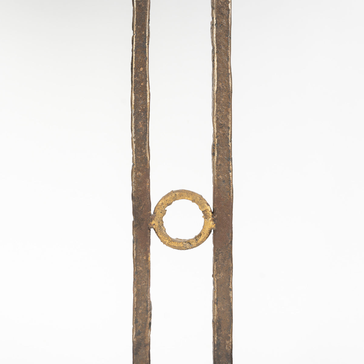 Console de Jean-Jacques Argueyrolles, fer forgé doré à la feuille — détail de l'anneau central