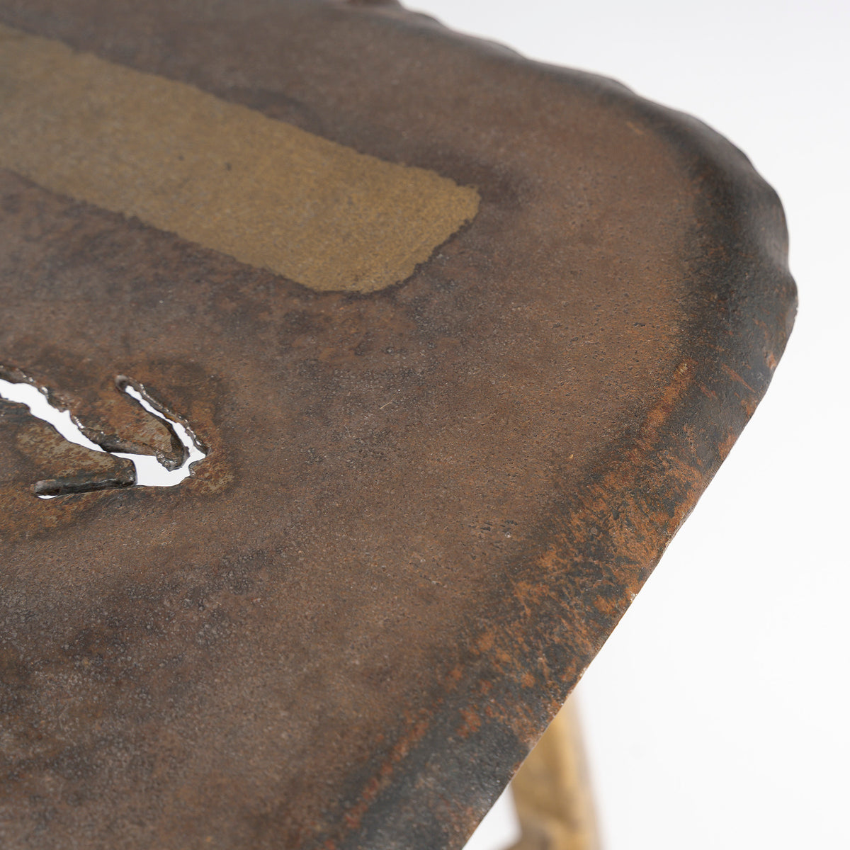 Console de Jean-Jacques Argueyrolles, fer forgé doré à la feuille — détail du bord découpé à la flamme