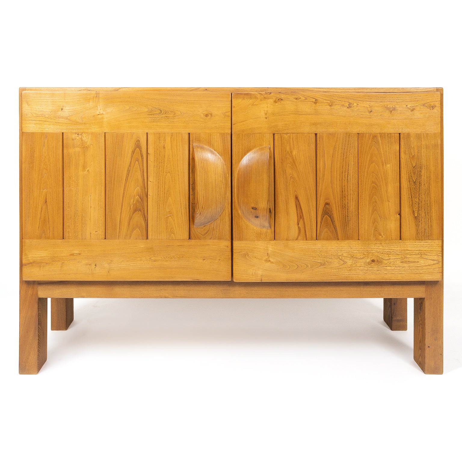 Buffet deux portes en orme massif de la Maison Regain, c.1970 – de face, portes fermées – Galerie 90