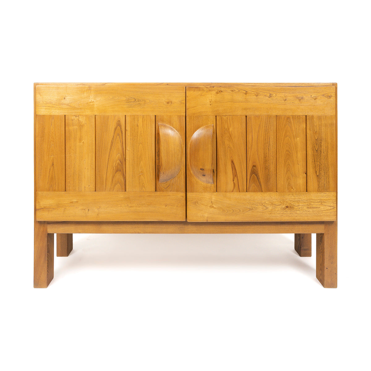 Buffet deux portes en orme massif de la Maison Regain, c.1970 – vue d'ensemble de face – Galerie 90