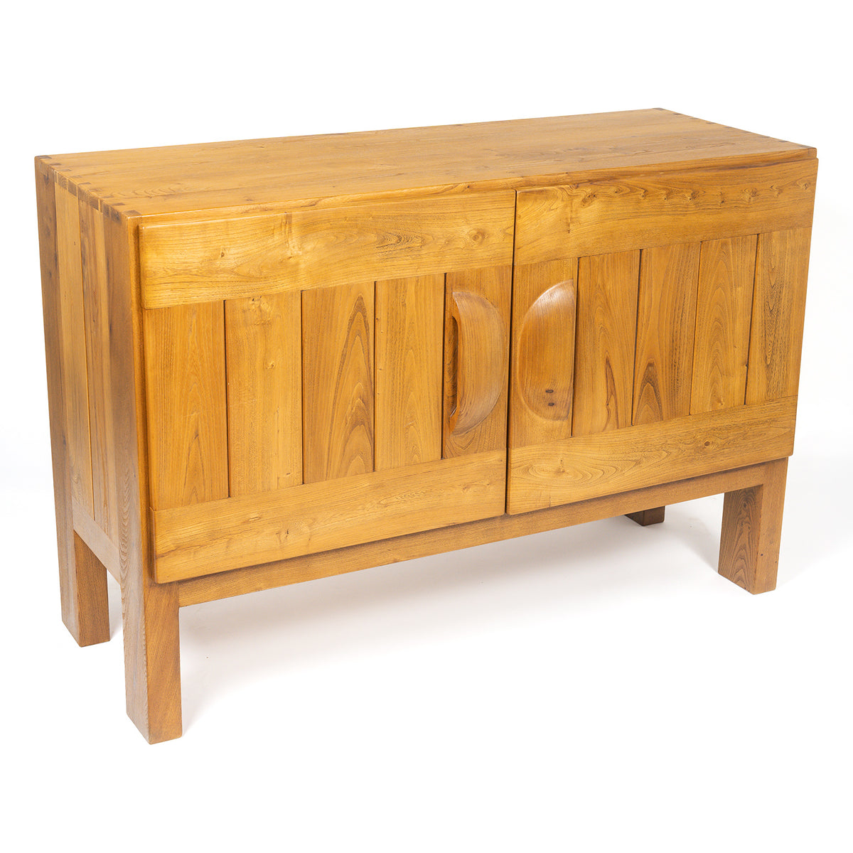 Buffet deux portes en orme massif de la Maison Regain, c.1970 – trois-quarts en plongée – Galerie 90