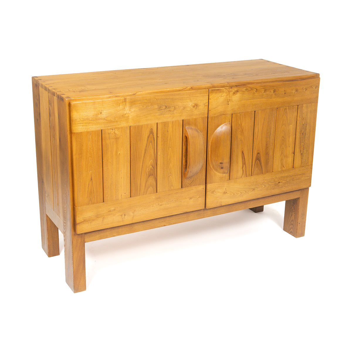 Buffet deux portes en orme massif de la Maison Regain, c.1970 – vue de trois-quarts – Galerie 90