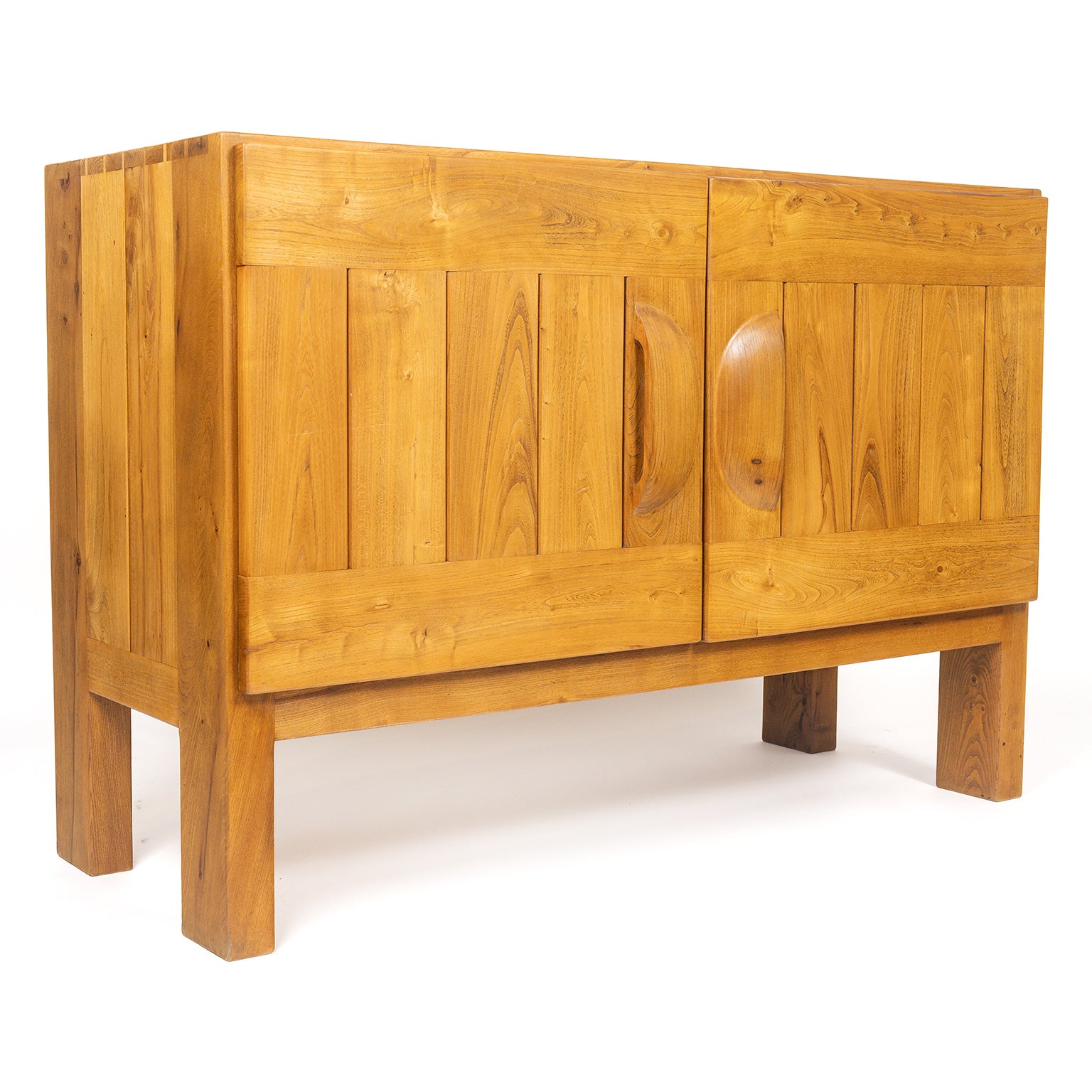 Buffet deux portes en orme massif de la Maison Regain, c.1970 – trois-quarts, second angle – Galerie 90