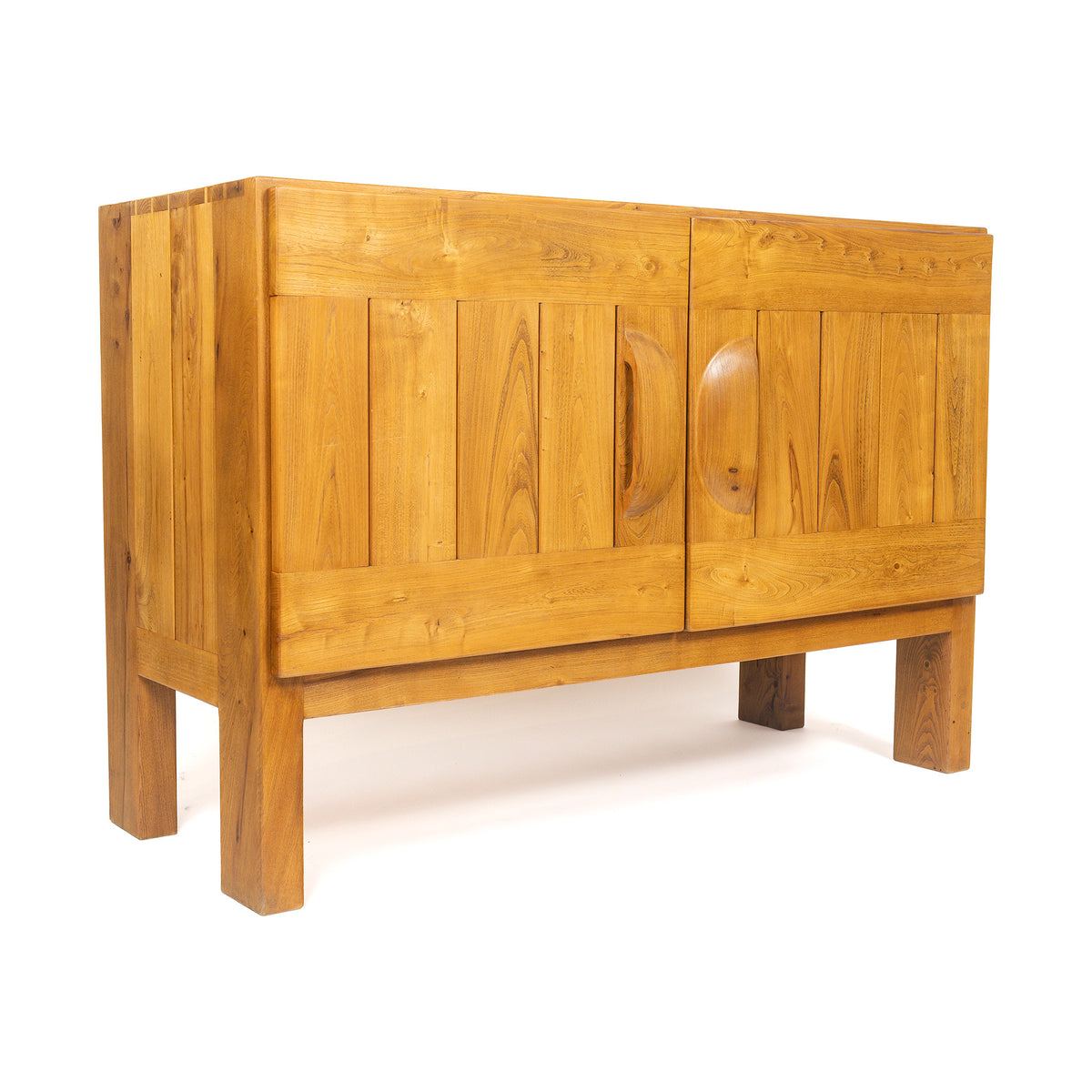 Buffet deux portes en orme massif de la Maison Regain, c.1970 – vue de trois-quarts – Galerie 90
