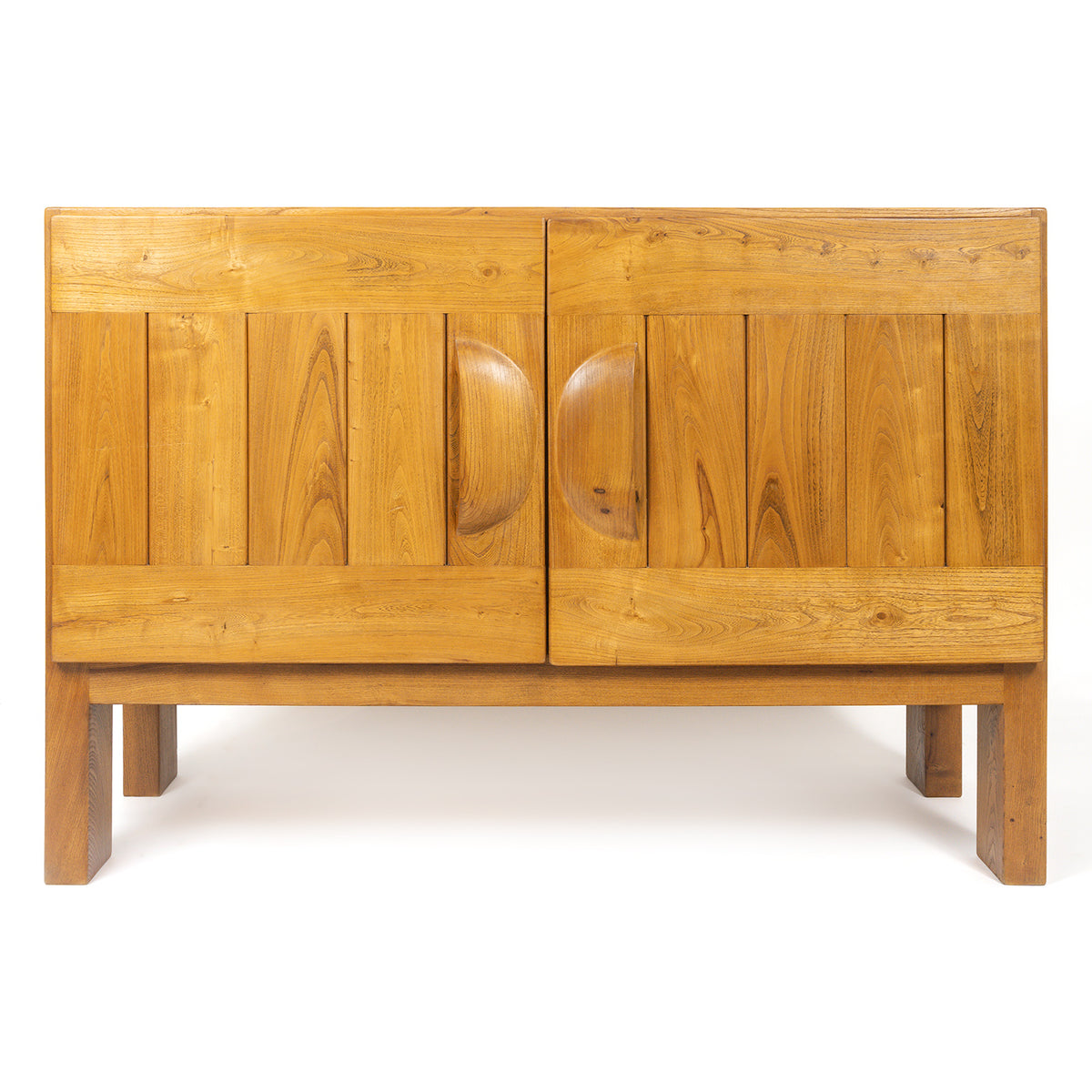 Buffet deux portes en orme massif de la Maison Regain, c.1970 – face, cadrage rapproché – Galerie 90
