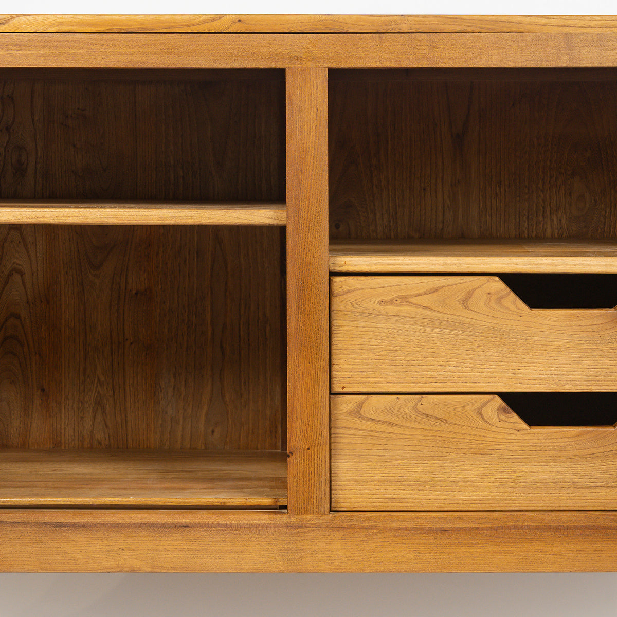 Buffet deux portes en orme massif de la Maison Regain, c.1970 – l'intérieur, étagère et deux tiroirs – Galerie 90