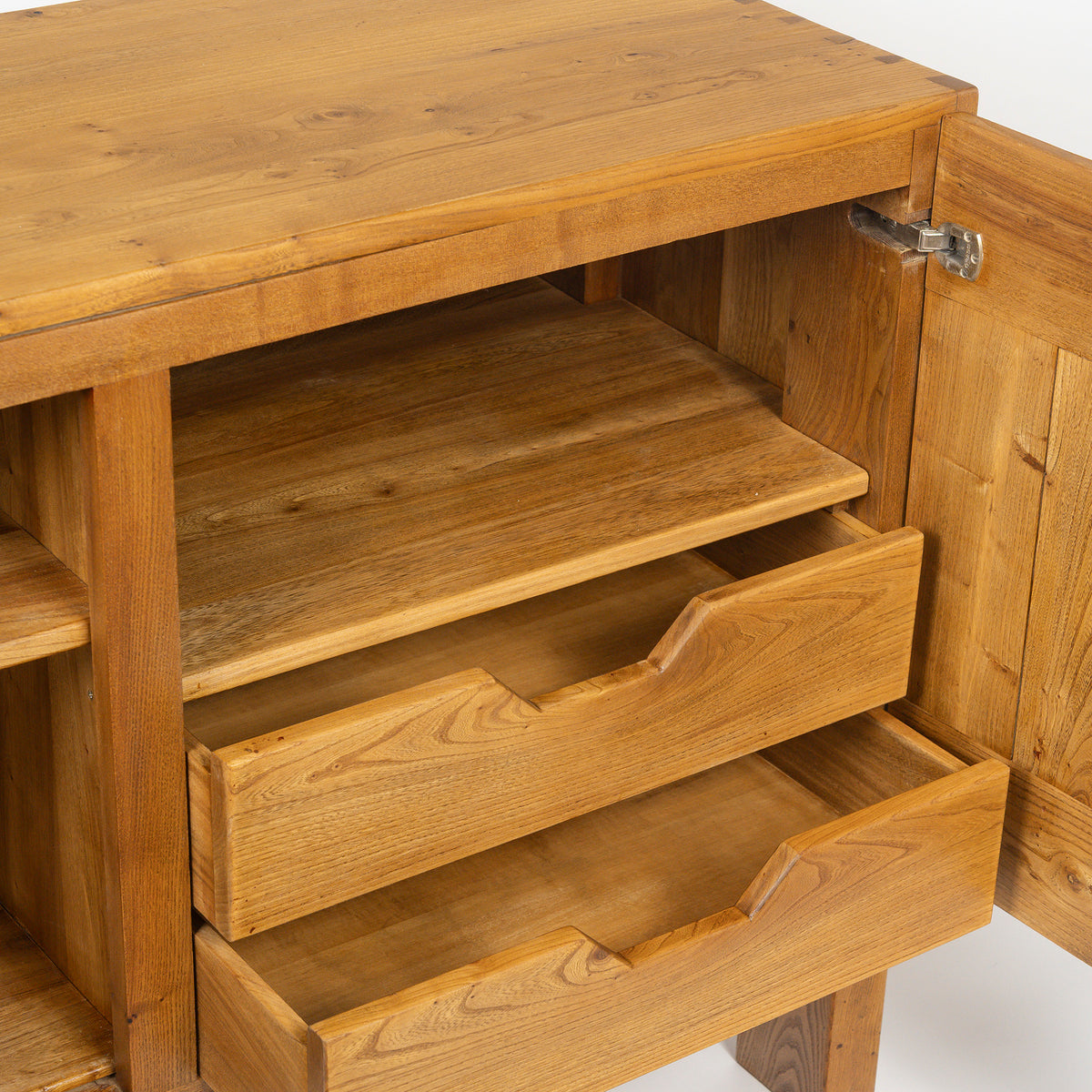 Buffet deux portes en orme massif de la Maison Regain, c.1970 – les tiroirs sortis – Galerie 90