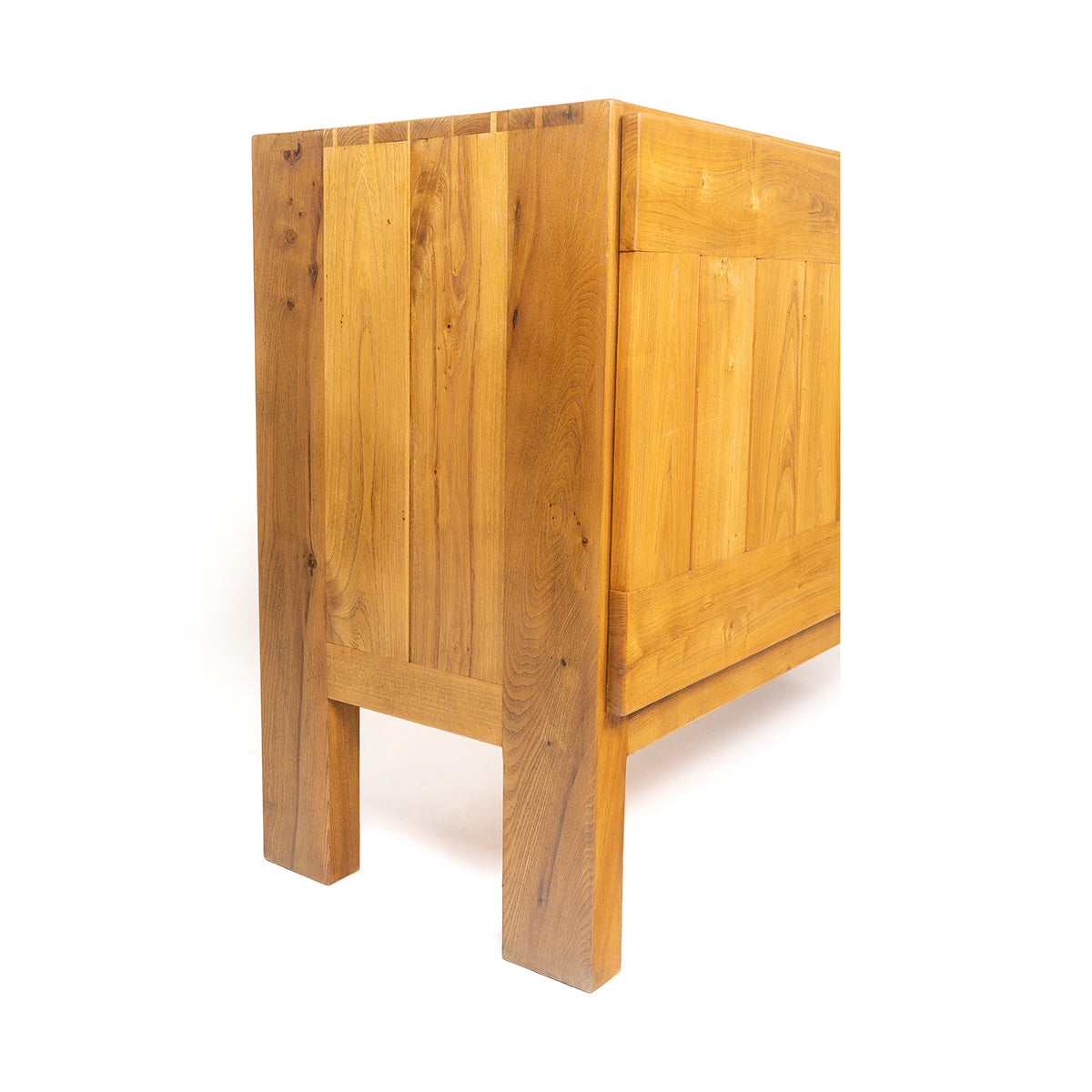 Buffet deux portes en orme massif de la Maison Regain, c.1970 – trois-quarts arrière – Galerie 90