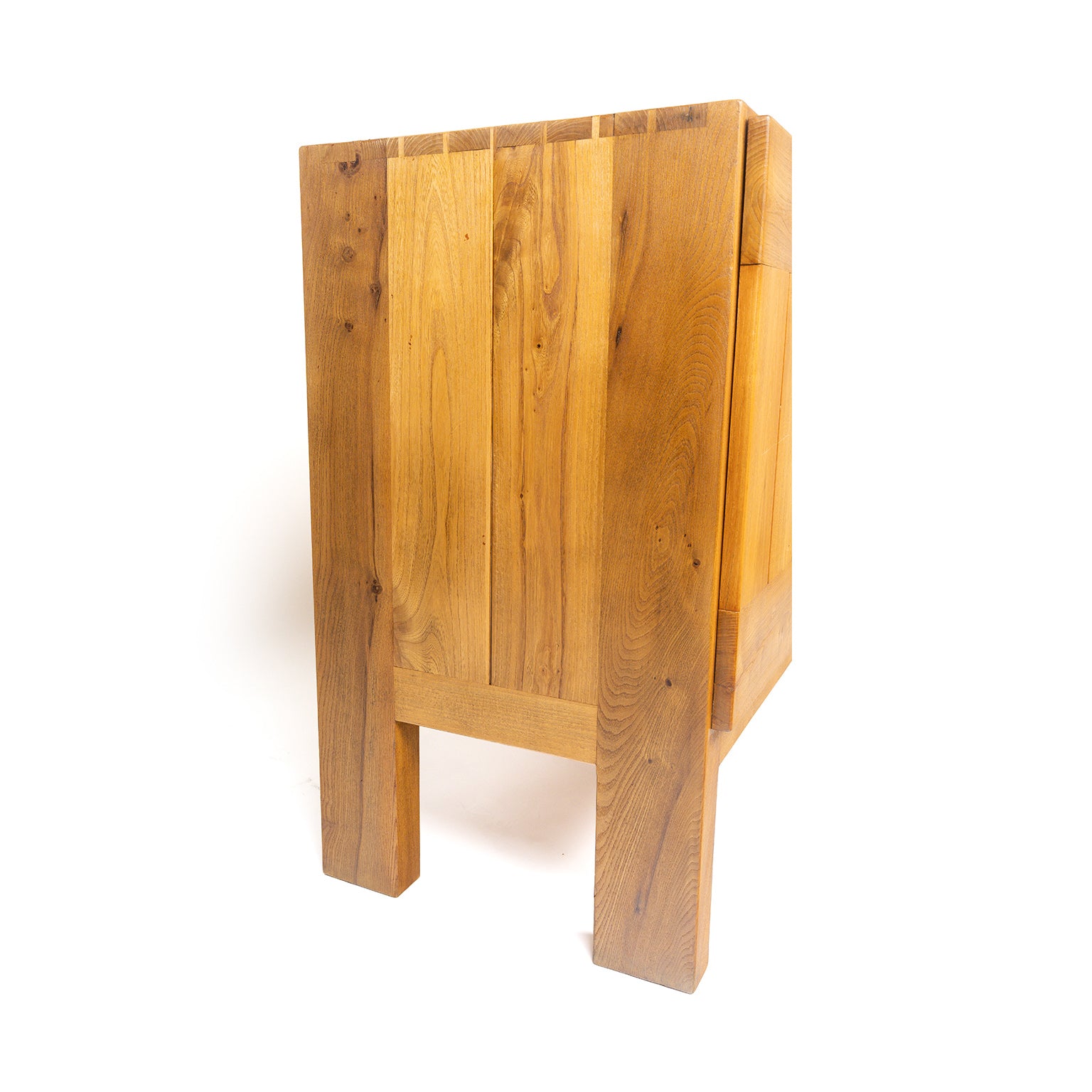 Buffet deux portes en orme massif de la Maison Regain, c.1970 – profil, montants et caisson – Galerie 90