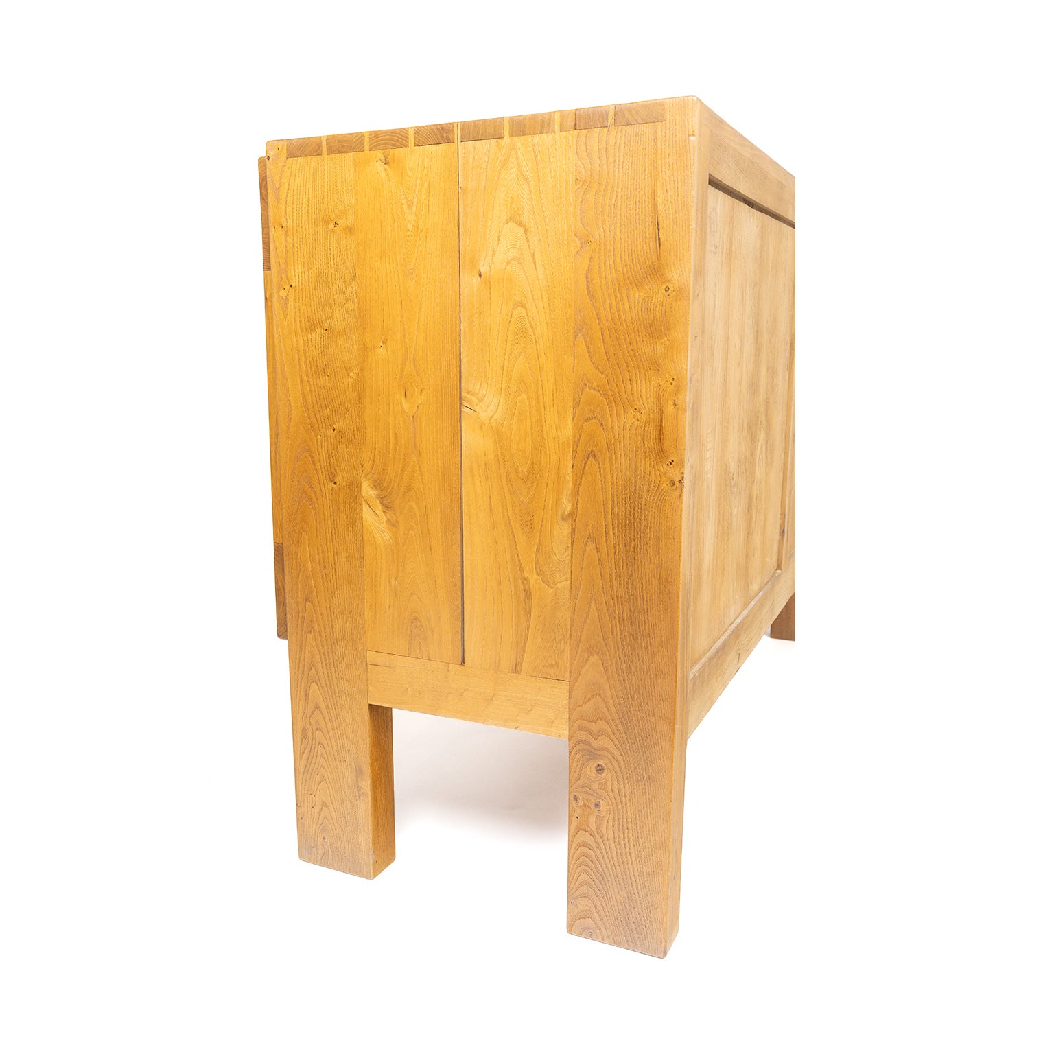 Buffet deux portes en orme massif de la Maison Regain, c.1970 – profil, second angle – Galerie 90