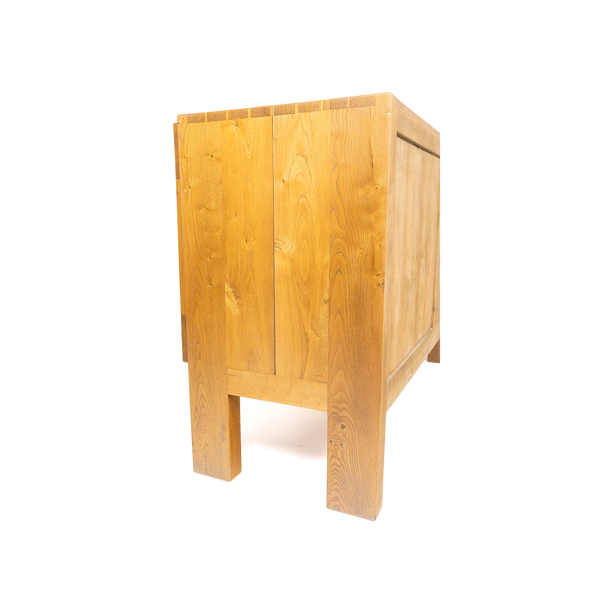 Buffet deux portes en orme massif de la Maison Regain, c.1970 – vue de trois-quarts arrière – Galerie 90