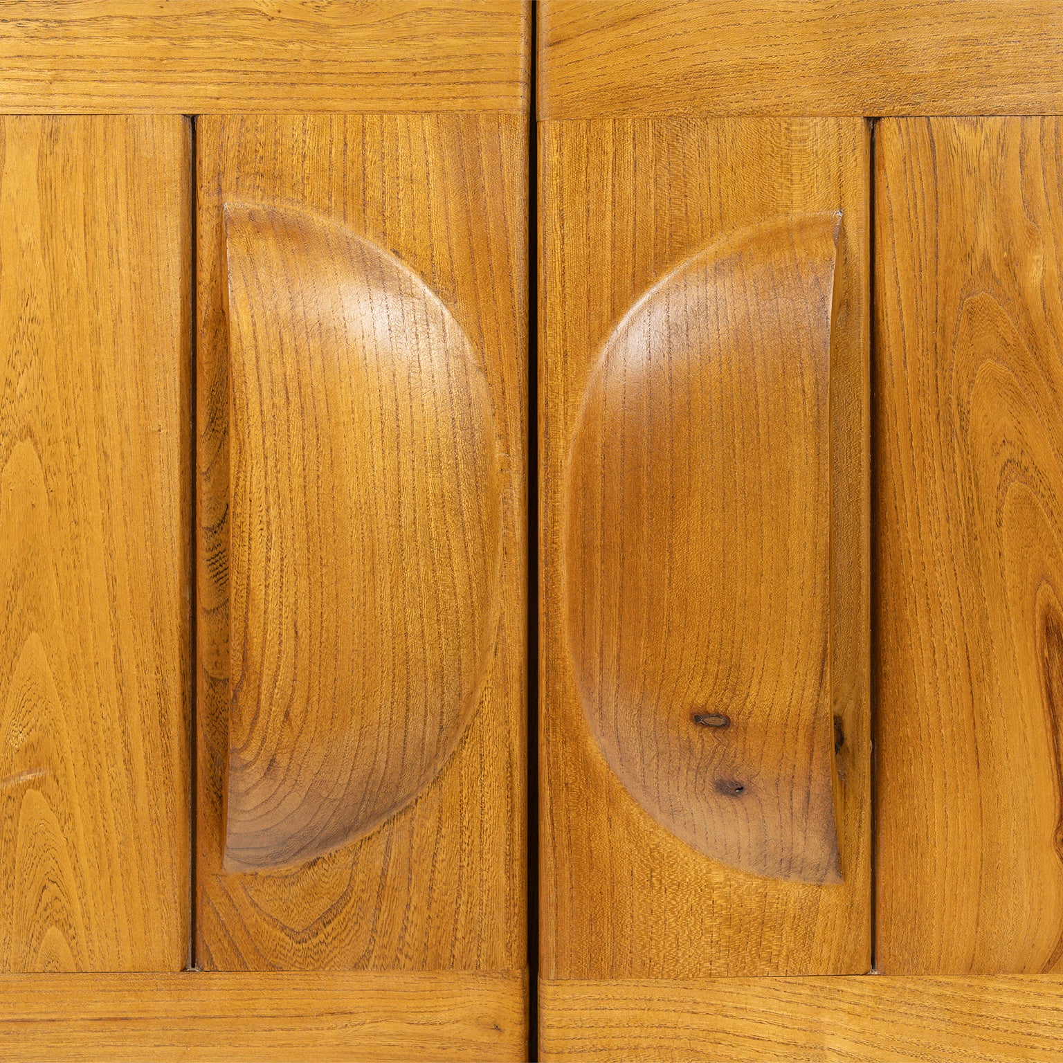 Buffet deux portes en orme massif de la Maison Regain, c.1970 – les deux poignées demi-lune taillées dans la masse – Galerie 90