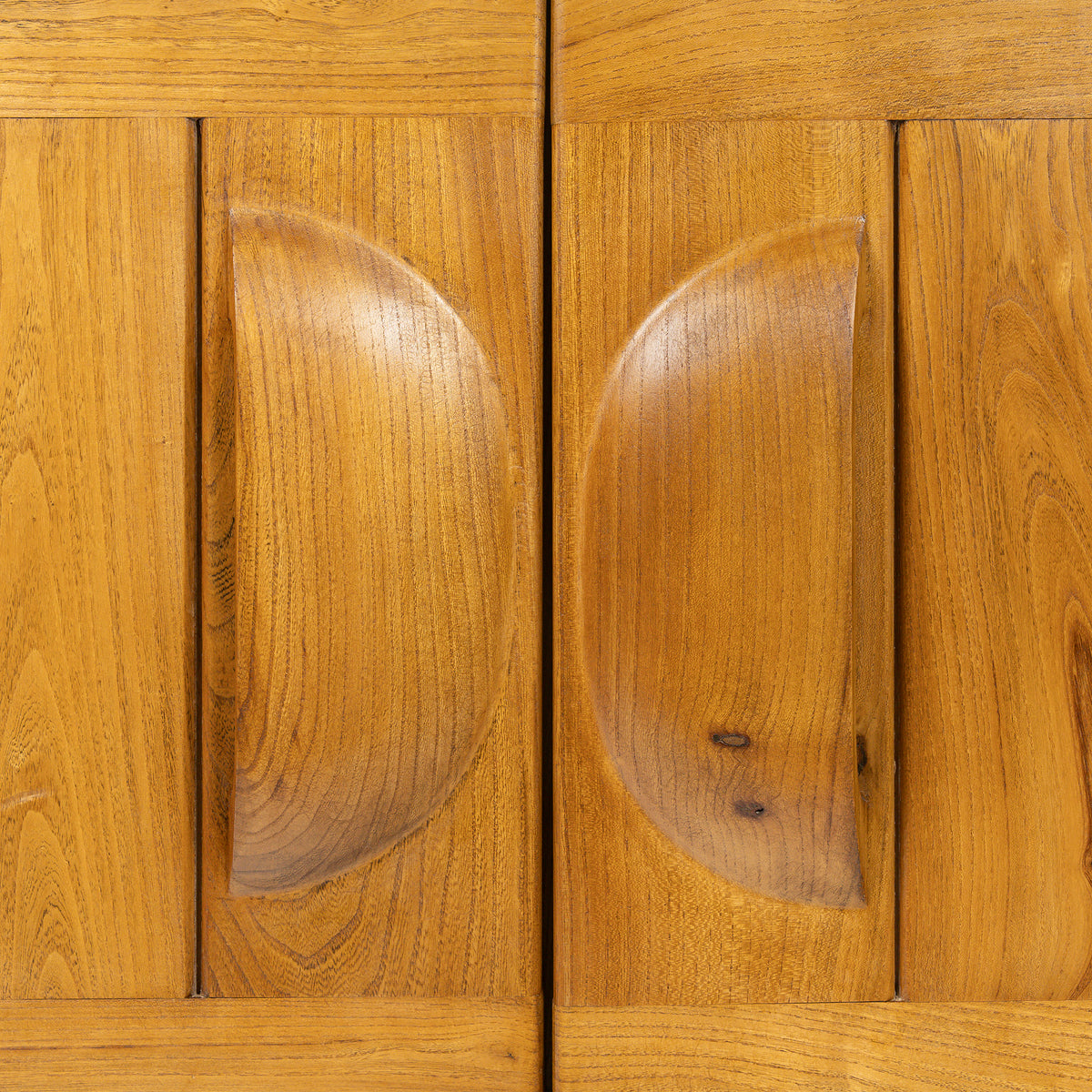 Buffet deux portes en orme massif de la Maison Regain, c.1970 – détail des poignées sculptées dans la masse – Galerie 90
