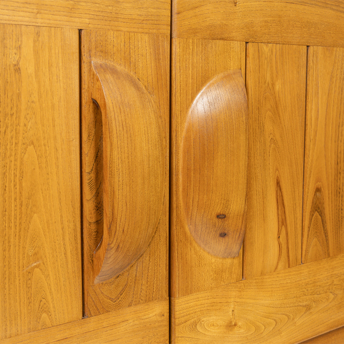Buffet deux portes en orme massif de la Maison Regain, c.1970 – détail d'une poignée et des lattes de façade – Galerie 90