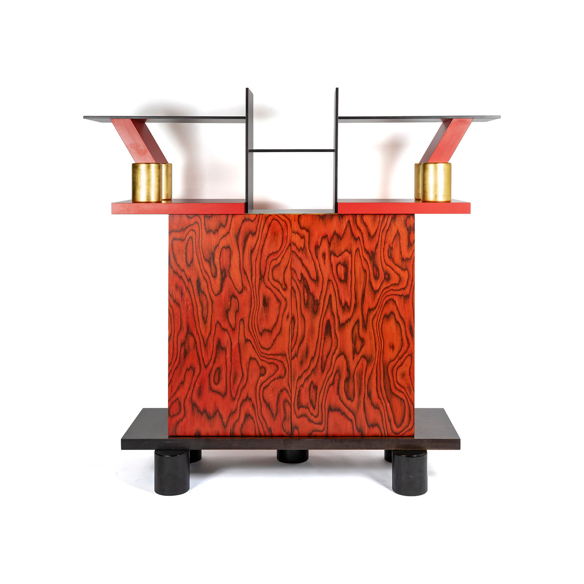 Bibliothèque Freemont d'Ettore Sottsass pour Memphis Milano, 1985 – vue d'ensemble de face – Galerie 90