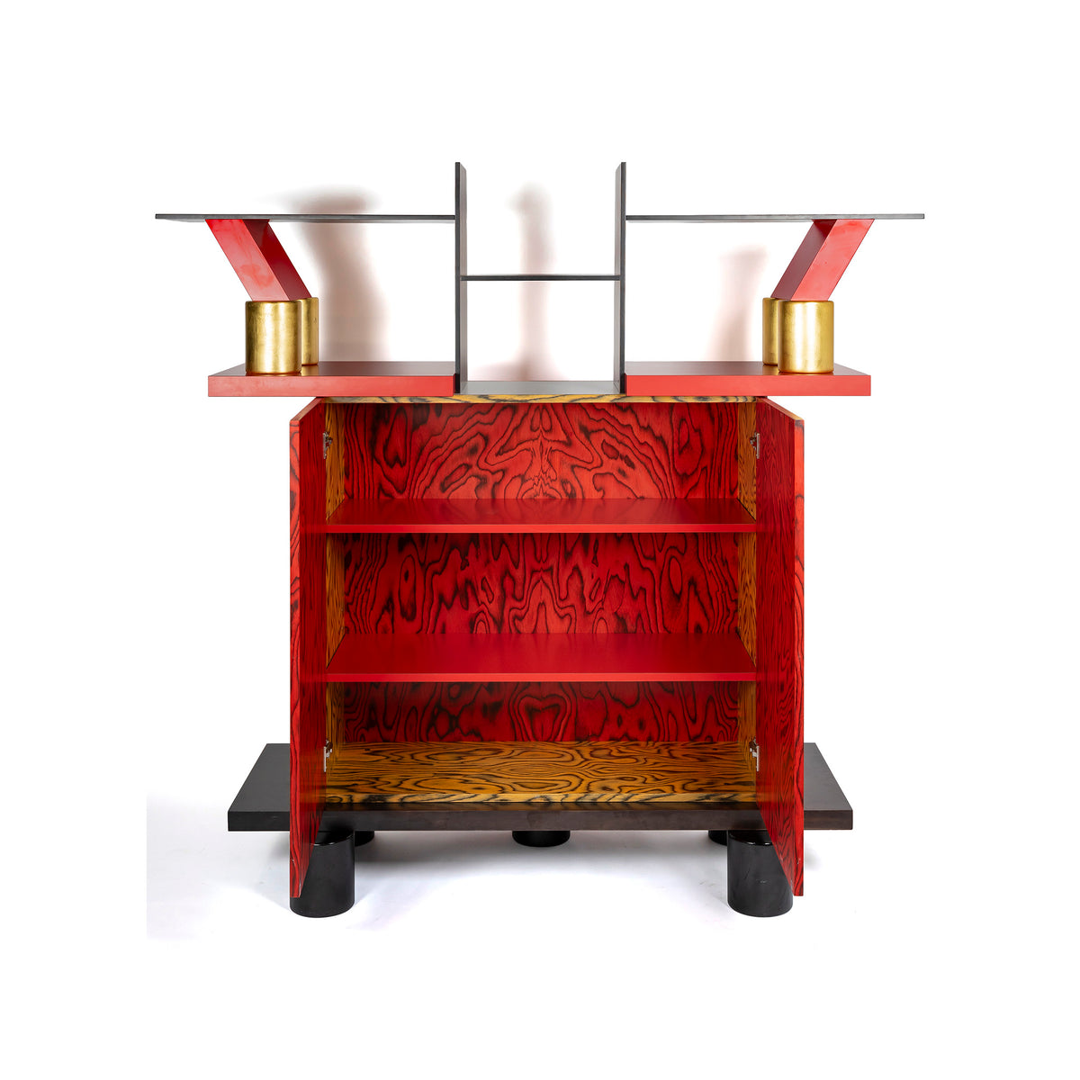 Bibliothèque Freemont d'Ettore Sottsass pour Memphis Milano, 1985 – vue d'ensemble, étagères intérieures laquées rouge – Galerie 90