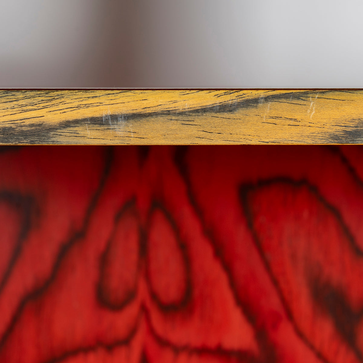 Bibliothèque Freemont d'Ettore Sottsass pour Memphis Milano, 1985 – détail de la jonction des stratifiés jaune et rouge – Galerie 90