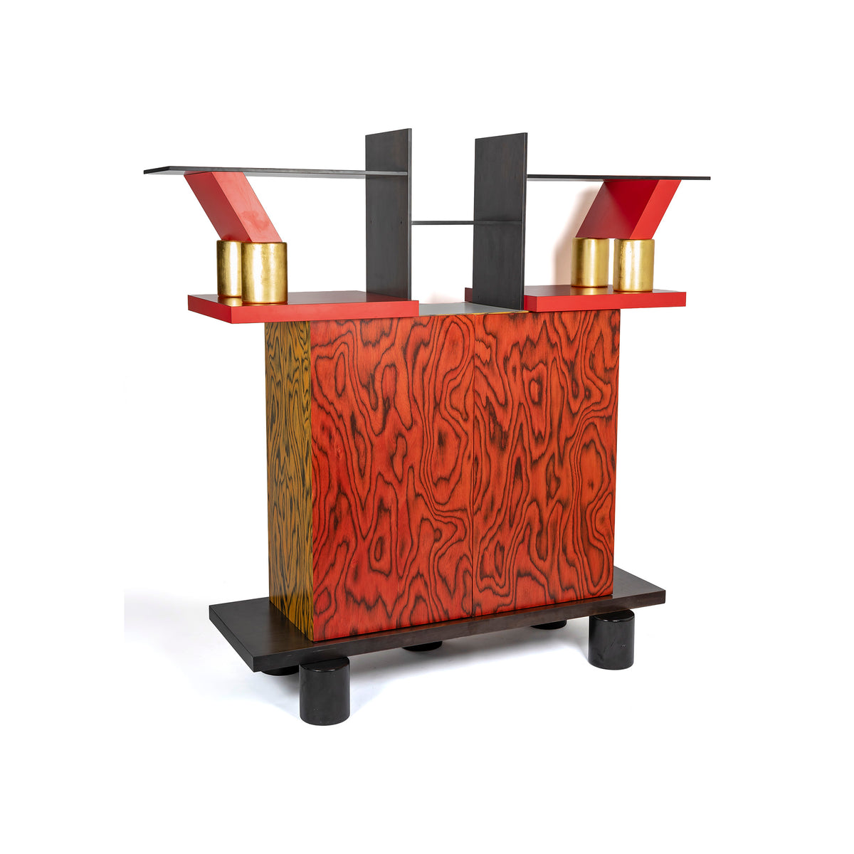 Bibliothèque Freemont d'Ettore Sottsass pour Memphis Milano, 1985 – vue de trois-quarts – Galerie 90