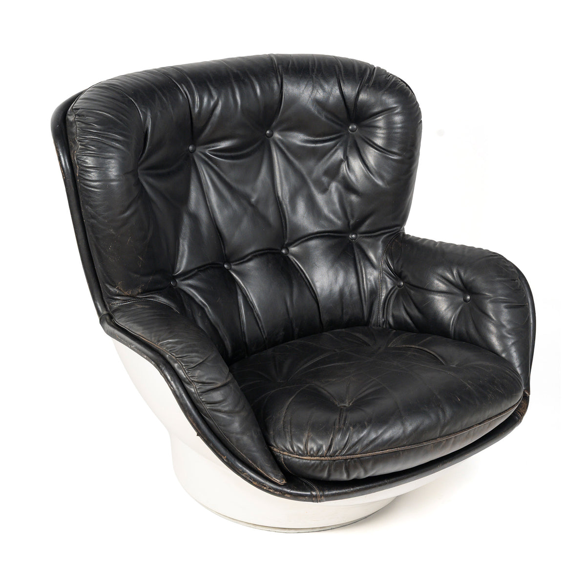 Fauteuil « Karaté » de Michel Cadestin pour Airborne, c.1970 – trois-quarts, coque et cuir – Galerie 90