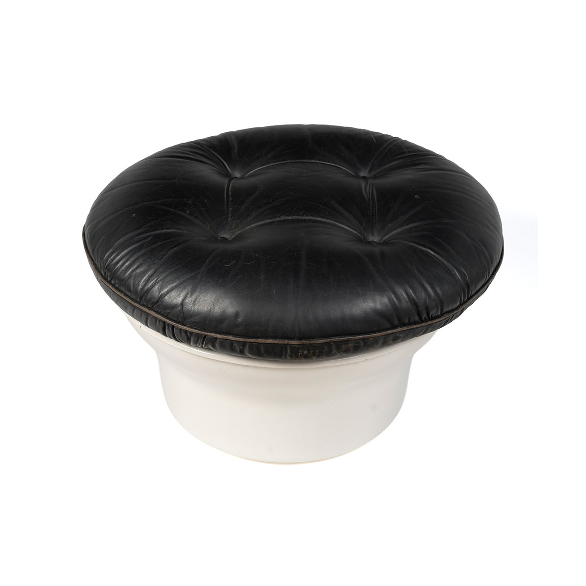 Ottoman « Karaté » de Michel Cadestin pour Airborne, c.1970 – trois-quarts, coussin capitonné – Galerie 90