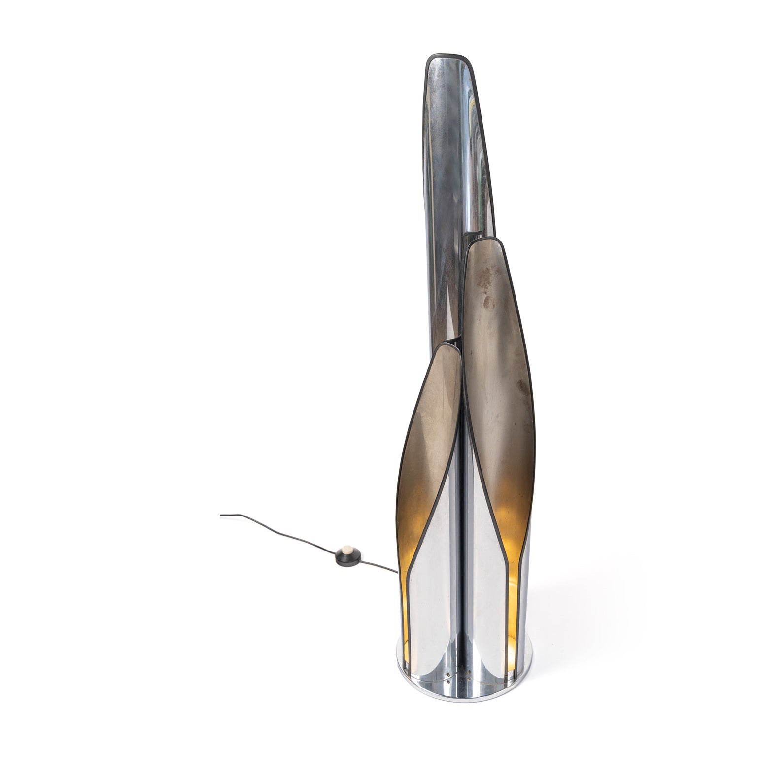 Lampadaire en acier inoxydable poli, Italie, c.1970 – allumé, second angle – Galerie 90