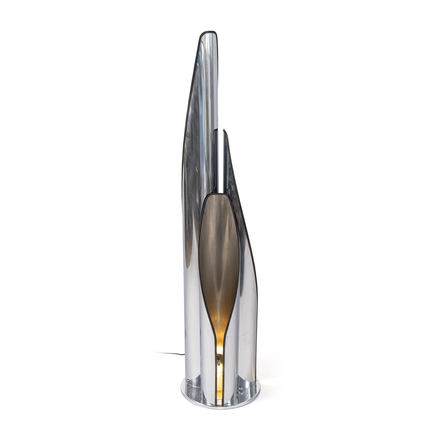 Lampadaire en acier inoxydable poli, Italie, c.1970 – allumé, de face – Galerie 90