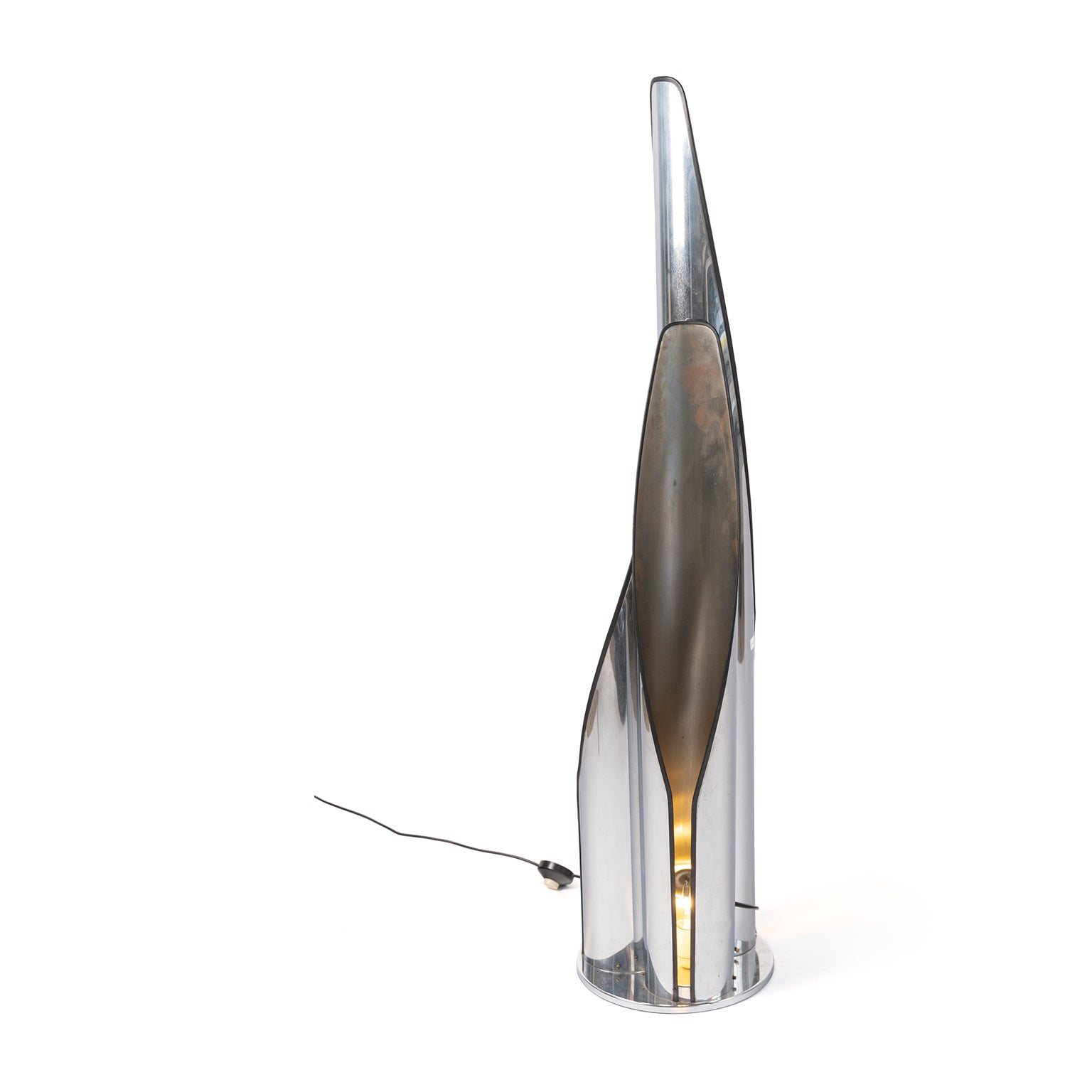Lampadaire en acier inoxydable poli, Italie, c.1970 – allumé, profil – Galerie 90