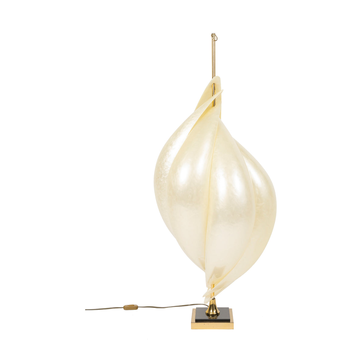 Lampe Coquillage de la Maison Rougier, méthacrylate nacré et laiton — vue d'ensemble, socle de laiton