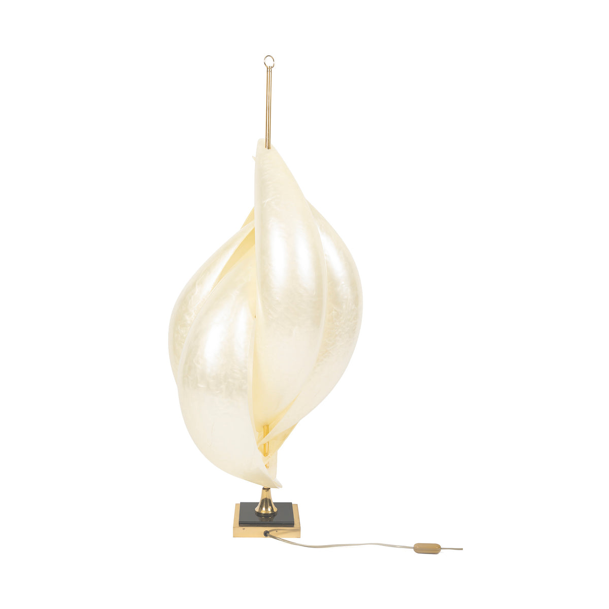 Lampe Coquillage de la Maison Rougier, méthacrylate nacré et laiton — trois-quarts