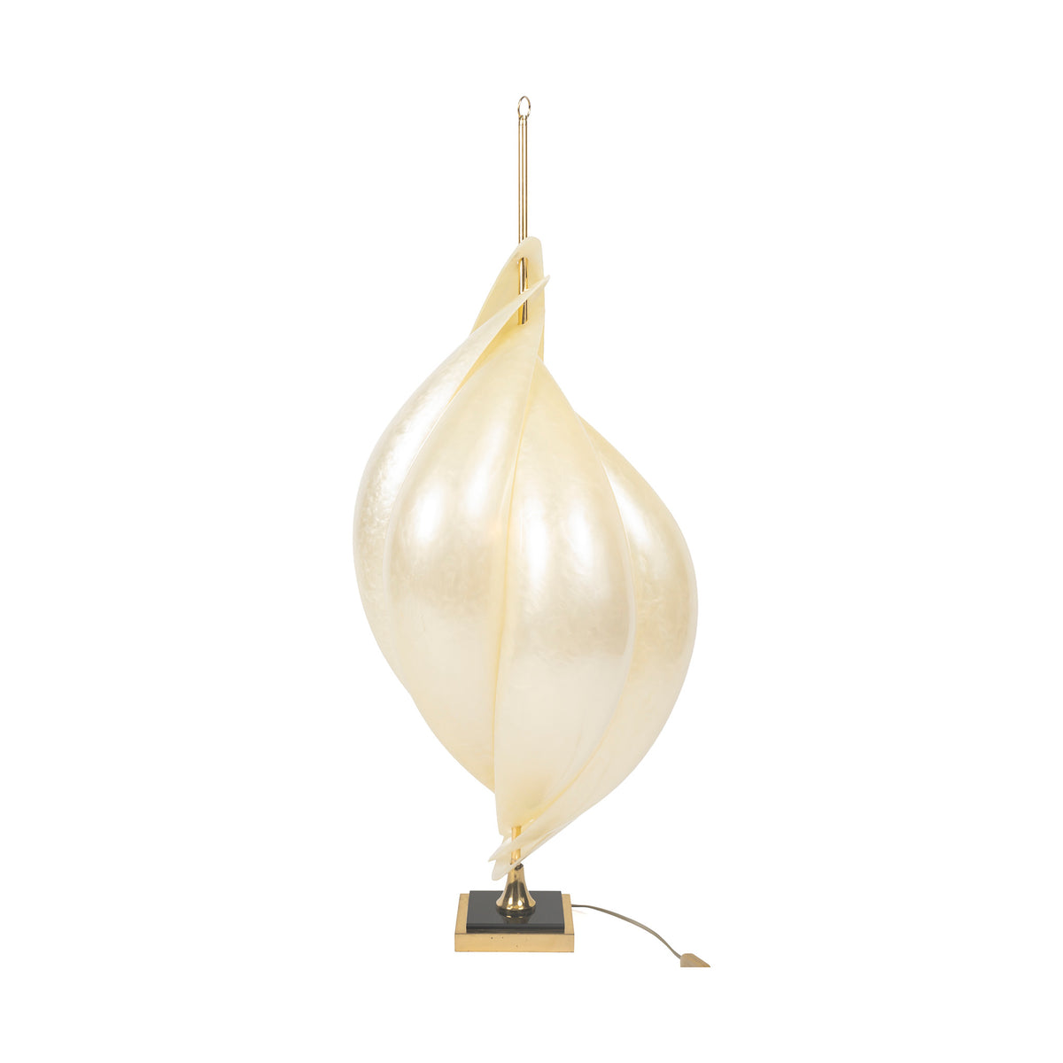 Lampe Coquillage de la Maison Rougier, méthacrylate nacré et laiton — de face, la fente entre les deux coques